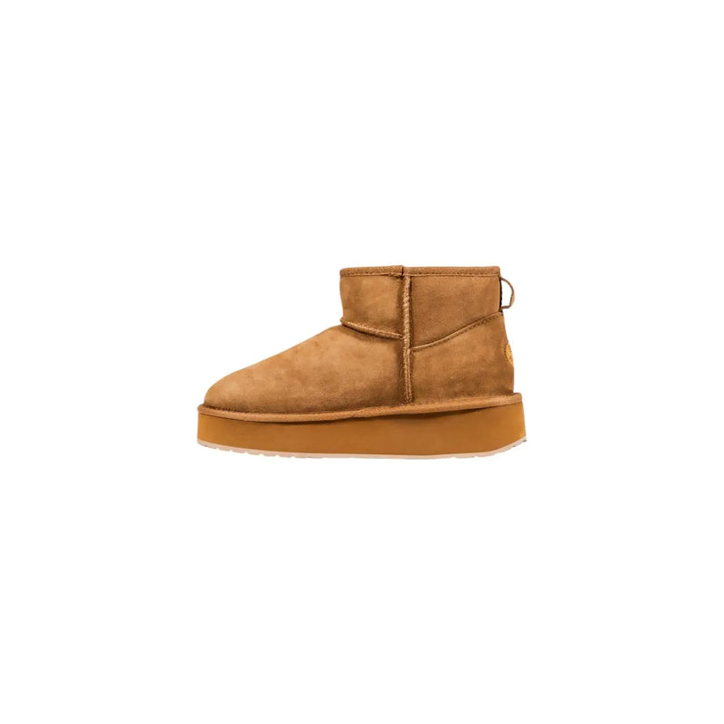 Emu Australia women leather ankle boot in tan suede with thick platform sole and small gold logo on the side