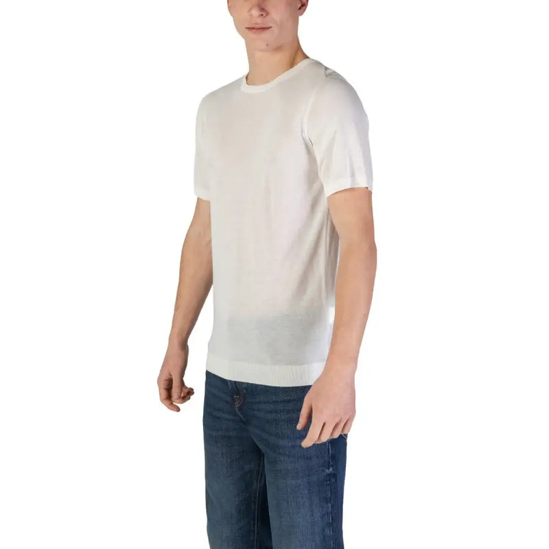 Ein knackig-weißer, kurzärmeliger Viskose-Strickpullover t-shirt mit geripptem Rundhalsausschnitt und Saum von Fashion Brand Men Polo