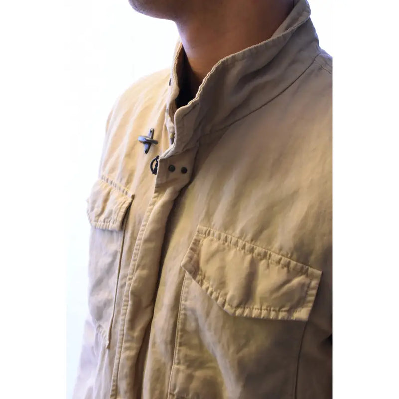 Beigefarbene, lange Rollkragenjacke aus Baumwoll-Leinen-Mischgewebe von Fay Men mit Stehkragen und zwei aufgesetzten Vordertaschen.