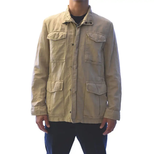 Beigefarbener Herrenblazer aus Baumwoll-Leinen-Mischgewebe mit langem Rollkragen und vier aufgesetzten Taschen mit Knopfverschluss im Utility-Jacken-Stil