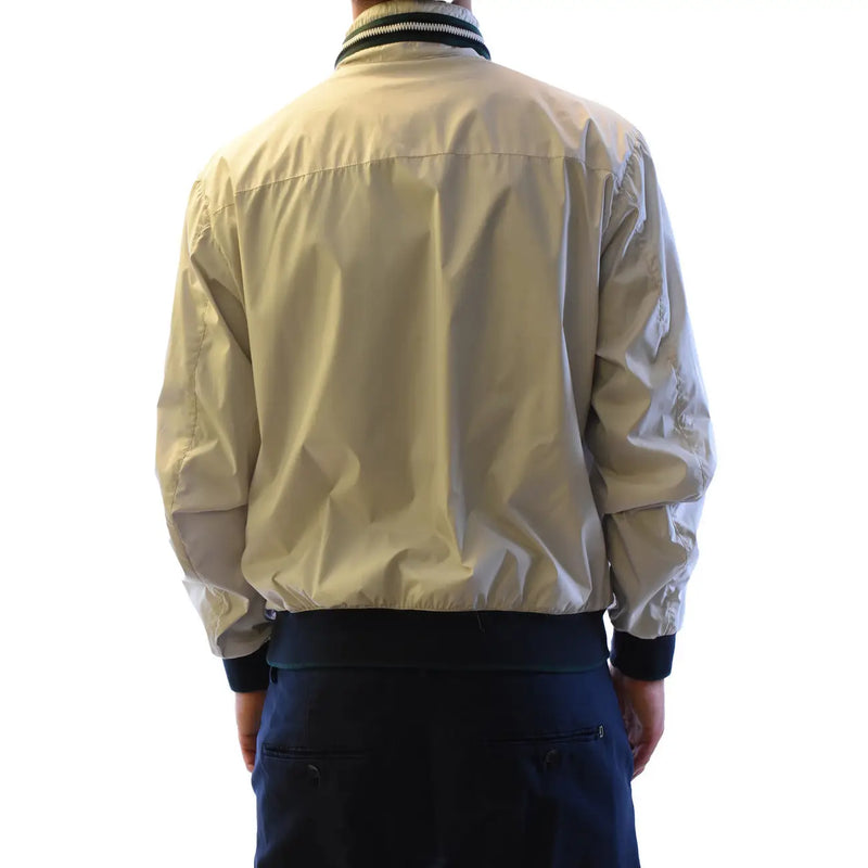 Beige Bomberjacke mit schwarzem Rippstrickkragen und -bündchen aus leichtem Nylon, kombiniert mit einem grauen Herrenblazer von Fay aus Polyester mit Reißverschluss und Rollkragen.