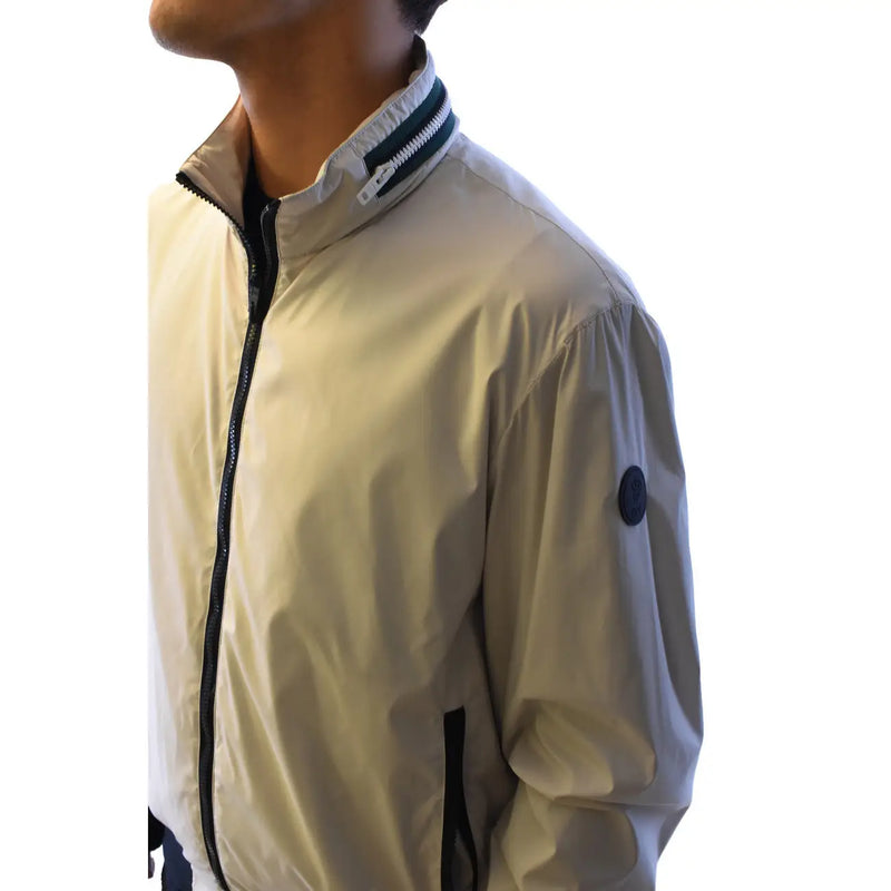 Beige, leichte Bomberjacke mit schwarzem Reißverschluss und Besatz sowie einem marineblauen Aufnäher am Ärmel aus der Fay Men Grey Polyester-Rollkragenblazer-Kollektion mit Reißverschluss