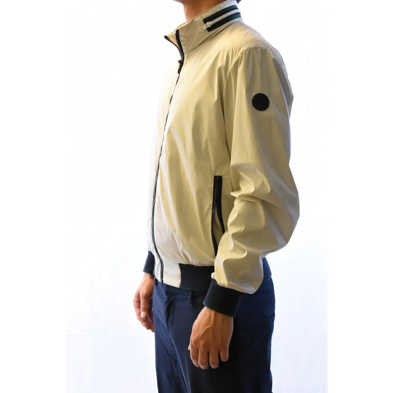 Cremefarbene Bomberjacke mit schwarzem Besatz, Reißverschlussdetails und rundem Ärmelaufnäher, kombiniert mit einem grauen Polyester-Rollkragenblazer von Fay Men mit Reißverschluss.