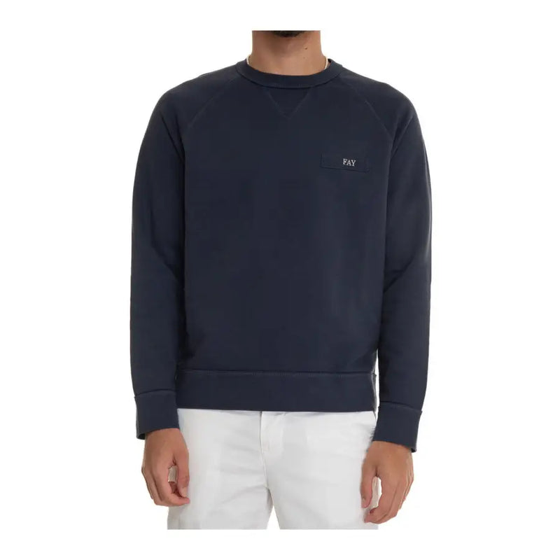 Dunkelblauer Herren-Strickpullover von Fay aus Baumwolle mit Rundhalsausschnitt und einem kleinen rechteckigen, gestickten Aufnäher auf der linken Brust.