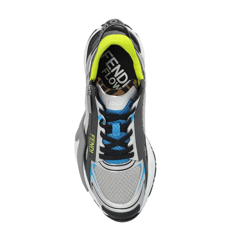 Fendi Herren-Sneaker aus grauem, sportlichem Stoff zum Hineinschlüpfen in Silber und Schwarz mit neongelben Akzenten und blauen Mesh-Details