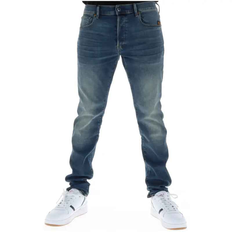 Rückseite der G-Star Herrenjeans 51001 aus dunkelblauem Slim-Fit-Denim mit Knopfleiste, Baumwollstretch und braunem Markenpatch.