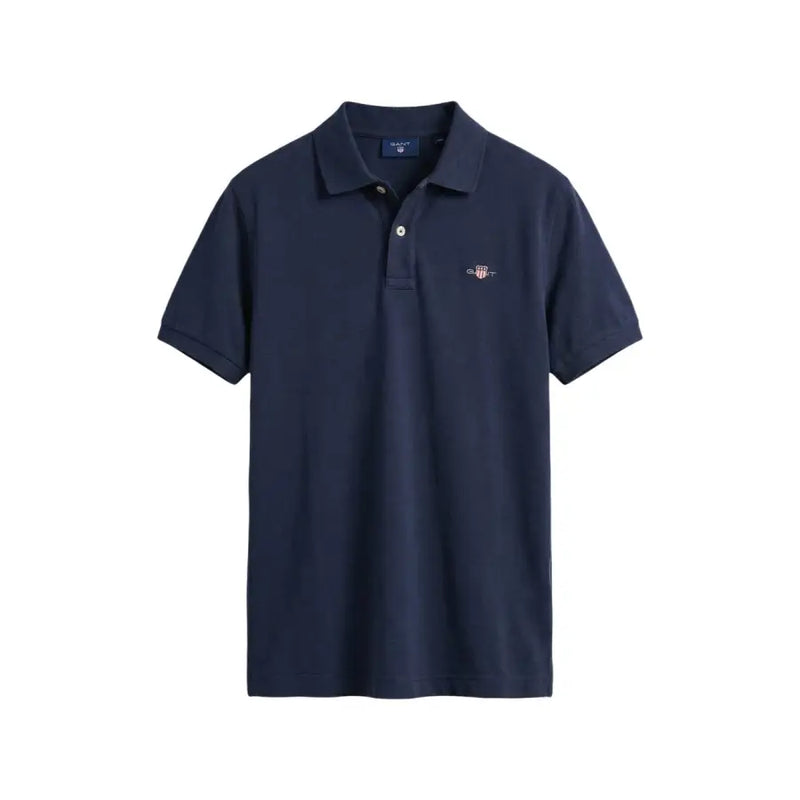 Marineblaues Gant Herren-Poloshirt mit Knopfkragen, kurzen Ärmeln, aus Baumwollpiqué und kleinem, gesticktem Logo auf der linken Brust.