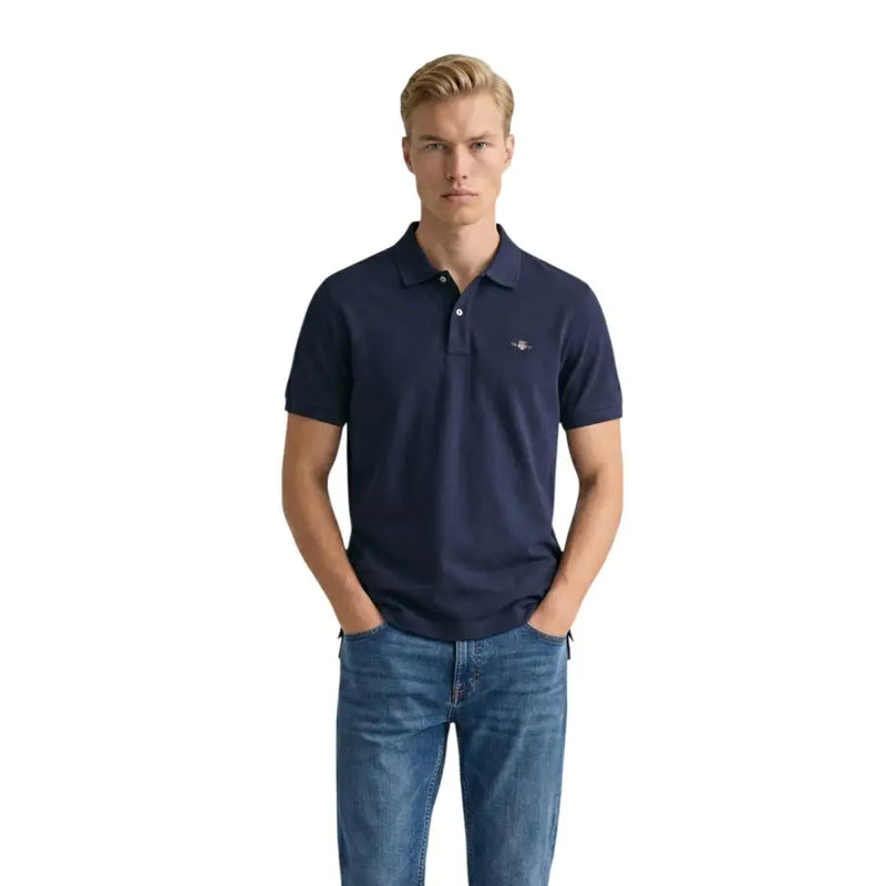 Marineblaues Gant Herren-Poloshirt mit dezent gesticktem Logo aus kurzärmeligem Baumwollpiqué.