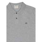 Graues, meliertes Gant Herren-Poloshirt mit klassischem Kragen, Knopfleiste, Baumwoll-Stretch, kurzen Ärmeln und gesticktem Schildlogo