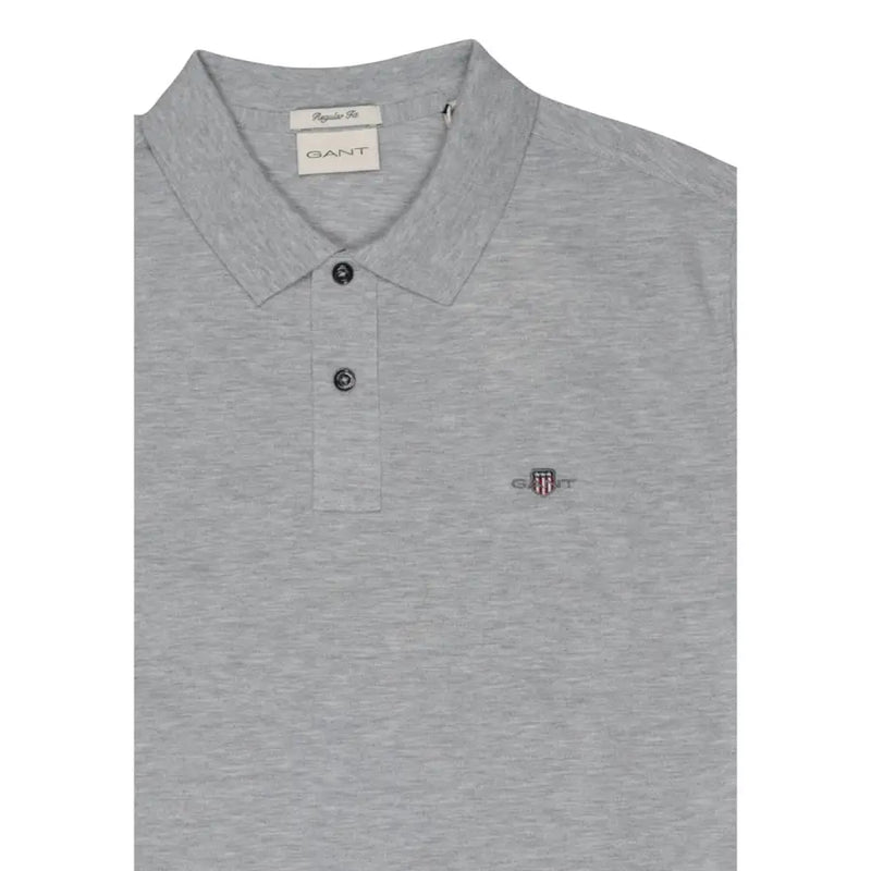 Graues, meliertes Gant Herren-Poloshirt mit klassischem Kragen, Knopfleiste, Baumwoll-Stretch, kurzen Ärmeln und gesticktem Schildlogo