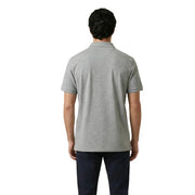 Ein Mann trägt ein graues Gant Herren-Poloshirt aus Stretch-Baumwolle mit kurzen Ärmeln, klassischem Kragen und sauber verarbeiteten Nähten.