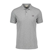 Ein hellgraues Gant Herren-Poloshirt aus Baumwollstretch mit klassischem Kragen, kurzen Ärmeln und gesticktem Logo auf der Brust.