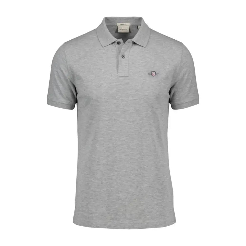 Ein hellgraues Gant Herren-Poloshirt aus Baumwollstretch mit klassischem Kragen, kurzen Ärmeln und gesticktem Logo auf der Brust.