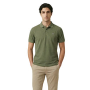 Olivgrünes Gant Herren-Poloshirt aus Baumwollstretch mit kurzen Ärmeln und dezentem, gesticktem Logo auf der linken Brust.