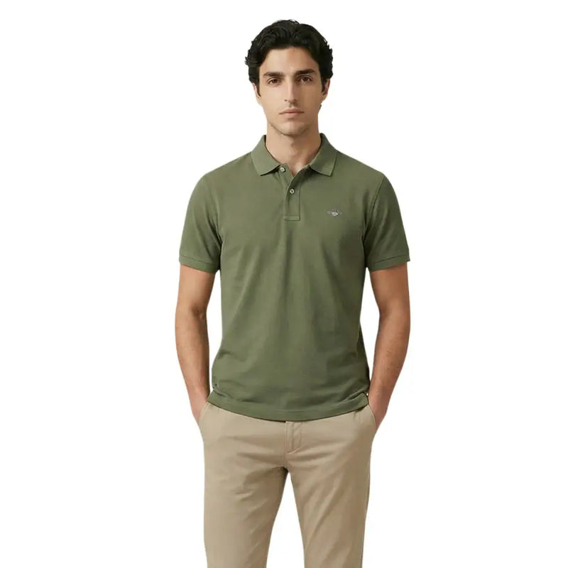 Olivgrünes Gant Herren-Poloshirt aus Baumwollstretch mit kurzen Ärmeln und dezentem, gesticktem Logo auf der linken Brust.