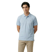 Hellblaues Poloshirt aus Stretch-Piqué-Baumwolle für Herren von Gant mit kleinem, gesticktem Logo auf der linken Brust.