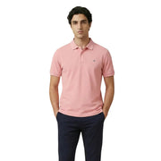 Gant Herren-Poloshirt aus weichem, rosafarbenem Baumwoll-Stretch mit klassischem Kragen, kurzen Ärmeln und gesticktem Logo auf der linken Brust.