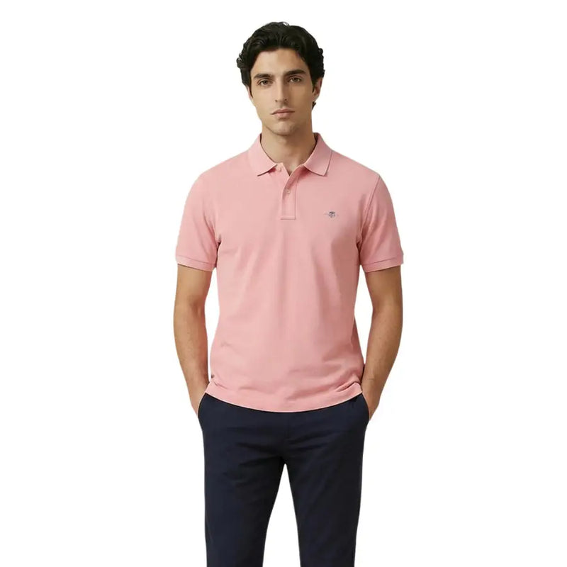 Gant Herren-Poloshirt aus weichem, rosafarbenem Baumwoll-Stretch mit klassischem Kragen, kurzen Ärmeln und gesticktem Logo auf der linken Brust.