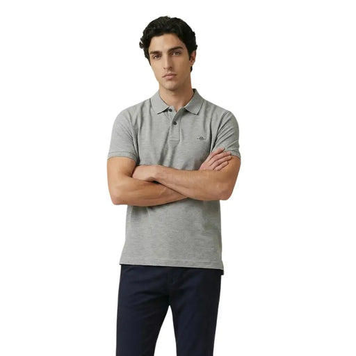 Graues, strukturiertes Baumwoll-Stretch-Poloshirt für Herren von Gant mit kurzen Ärmeln und kleinem, gesticktem Logo auf der linken Brust.