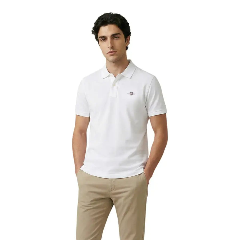 Weißes, kurzärmeliges Baumwoll-Stretch-Poloshirt von Gant mit dezentem, gesticktem Logo auf der linken Brust.