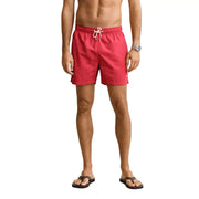 Hellblaue Polyamid-Boardshorts von Gant für Herren, abgebildet mit roter Badehose mit weißem Kordelzugbund