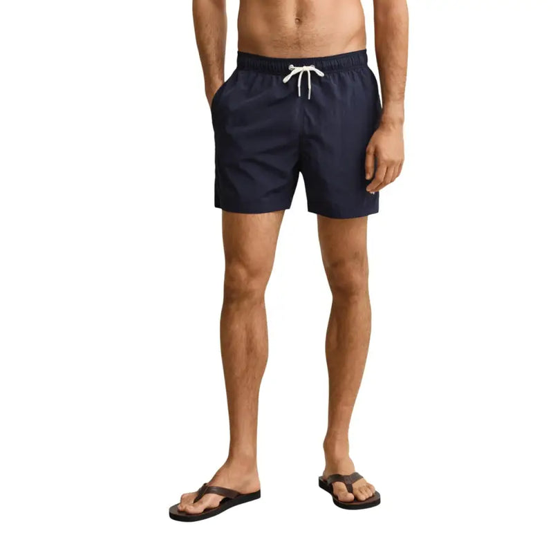 Marineblaue Gant Herren-Badeshorts aus Polyamid mit weißem Kordelzug für einen hellblauen Look und Strandtauglichkeit