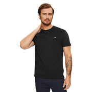 Schwarzes Gant Herren-T-Shirt aus Baumwolle mit kurzen Ärmeln und Rundhalsausschnitt sowie einem kleinen weißen Logo auf der linken Brust für die Freizeit.