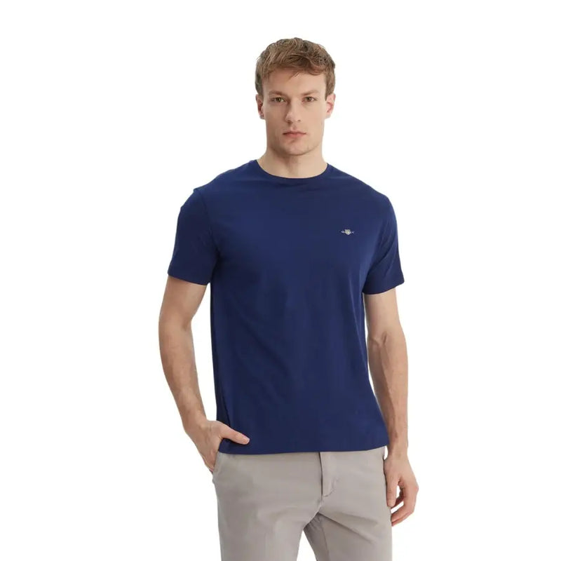 Marineblaues Gant Herren-T-Shirt mit kurzen Ärmeln und Rundhalsausschnitt aus 100 % Baumwolle mit kleinem, weißem, gesticktem Logo