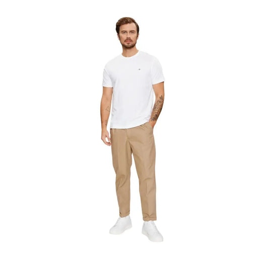 Weißes Gant Herren-T-Shirt aus Baumwolle mit Rundhalsausschnitt und kurzen Ärmeln sowie kleinem, gesticktem Logo auf der linken Brust.