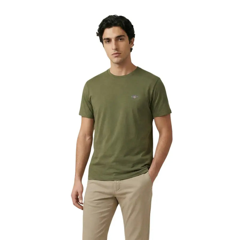 Gant Herren-T-Shirt aus Baumwolle mit kurzen Ärmeln in Olivgrün, Rundhalsausschnitt und kleinem, gesticktem Logo auf der linken Brust.