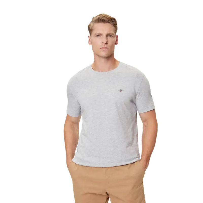 Hellgraues, meliertes Gant Herren-T-Shirt mit Rundhalsausschnitt, kurzen Ärmeln, 100 % Baumwolle und kleinem, gesticktem Logo auf der Brust