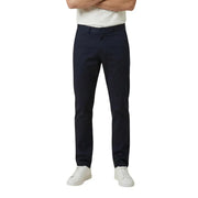 Dunkelblaue Chino-Hose von Gant Men mit elegantem, geradem Bein und dezenten Bügelfalten für einen gepflegten Look