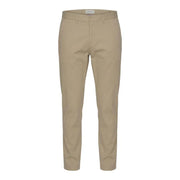 Khakifarbene, schmal geschnittene Chino-Hose von Gant mit klassischen Gürtelschlaufen und dezentem Markenlabel am Bund