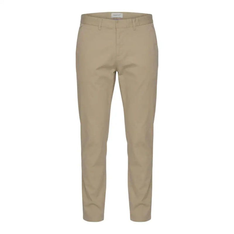 Khakifarbene, schmal geschnittene Chino-Hose von Gant mit klassischen Gürtelschlaufen und dezentem Markenlabel am Bund
