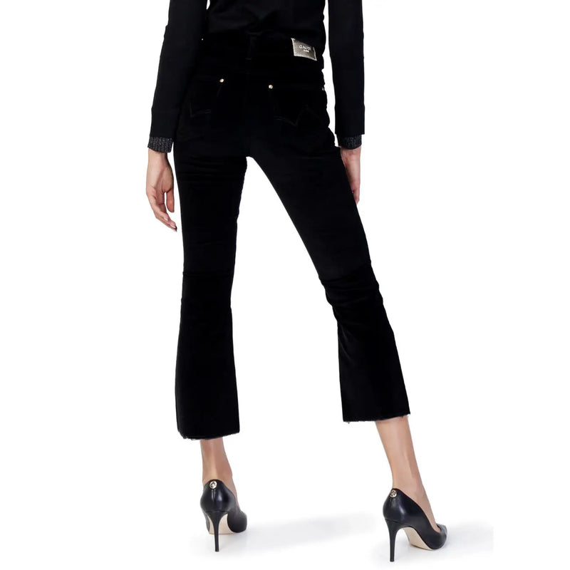 Gaudi Jeans Damen schwarze Baumwoll-Samthose mit ausgestelltem Bein und leicht ausgefranstem Saum, Modell 221BD25010