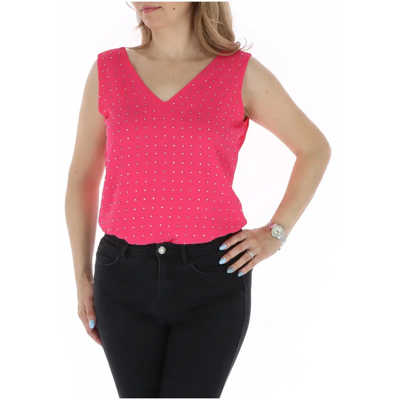 Ein leuchtend fuchsiafarbener Gaudí-Frauentank top mit V-Ausschnitt, ärmellosem Design, Viskosestoff und weißen Punkten