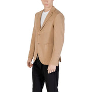 A tailored camel-colored Gianni Lupo double-breasted blazer with matching buttons for spring and summer men’s wear