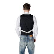 Schwarze Weste mit weißem Hemd und Used-Jeans