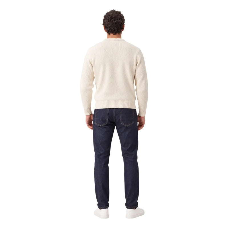 Gianni Lupo Karottenfarbene Jeans für Herren aus dunkelblauem Denim, getragen vom Model mit einem cremefarbenen Rippstrickpullover, Vorderansicht