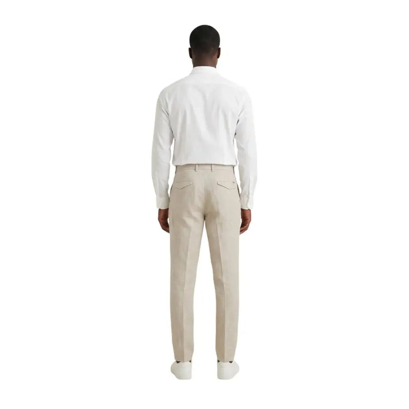 Ein Paar gianni lupo Beige Leinenhose für Herren, Frühling/Sommer, mit klarem, modernem Schnitt und dezenten Bundfalten, von hinten betrachtet.