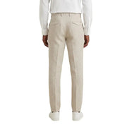 Beige Leinen-Chinohose in taillierter Passform mit zwei Gesäßtaschen von gianni lupo Rückansicht der Frühjahr/Sommer-Kollektion
