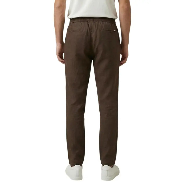 Rückansicht von gianni lupo Braune Herren-Chinohose aus Lyocell mit elastischem Bund und zwei Gesäßtaschen