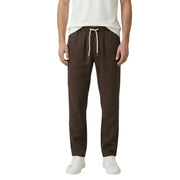Gianni Lupo Die braune Herrenhose aus Lyocell mit Schnürung besteht aus braunem Leinenstoff und hat einen weißen Kordelzug im Bund.