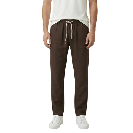 Gianni Lupo Die braune Herrenhose aus Lyocell mit Schnürung besteht aus braunem Leinenstoff und hat einen weißen Kordelzug im Bund.