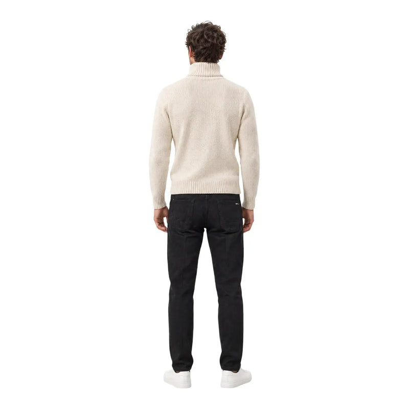 Ein cremefarbener, gerippter Rollkragenpullover aus Baumwolle mit klassischer, taillierter Silhouette für Herren von gianni lupo