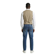 Beige Baumwoll-Stretchweste mit Gürteldetail von Gianni Lupo getragen über einem weißen Hemd und kombiniert mit blauen Jeans
