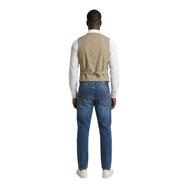 Beige Baumwoll-Stretchweste mit Gürteldetail von Gianni Lupo getragen über einem weißen Hemd und kombiniert mit blauen Jeans
