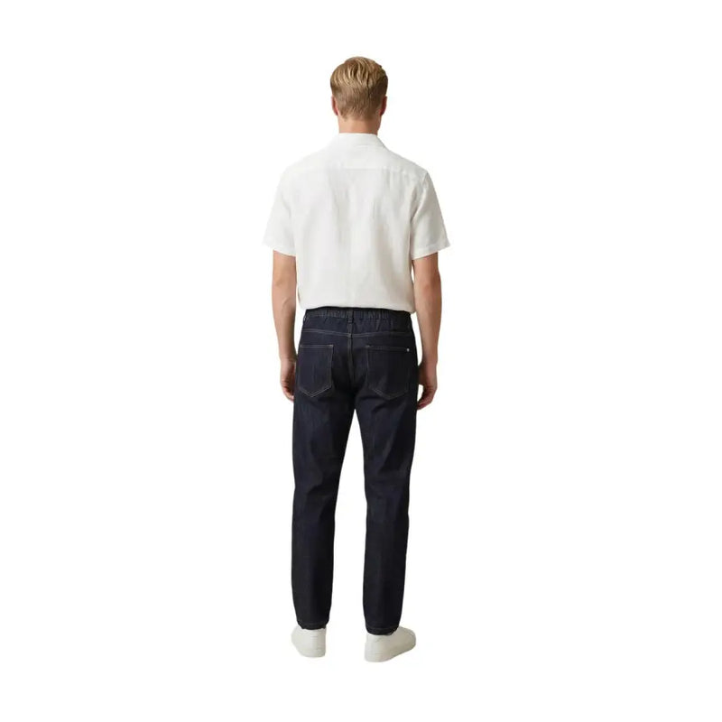 Dunkelblaue Slim-Fit-Jeans aus Baumwollstretch für Herren von gianni lupo Die Rückseite ist mit klassischen Taschen versehen.