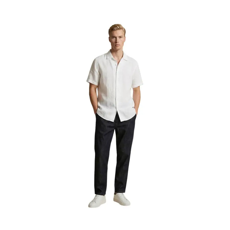 Weißes, kurzärmeliges Leinenhemd mit klassischem Kragen und Knopfleiste, kombiniert mit gianni lupo blaue Baumwoll-Stretch-Jeans in schmaler Passform