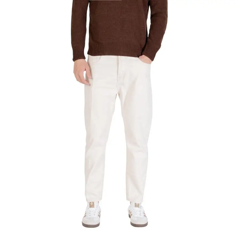 Cremefarbene, schmal geschnittene Baumwolljeans mit Fünf-Taschen-Design und dezenten Ziernähten von Gianni Lupo Herrenjeans